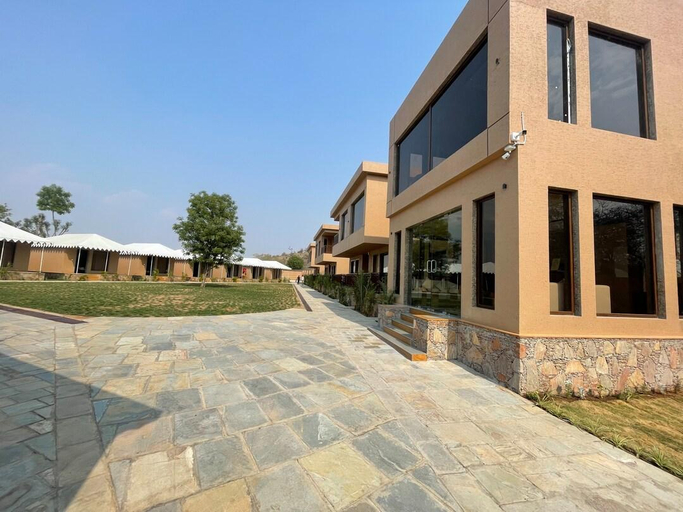 Exterior & Views