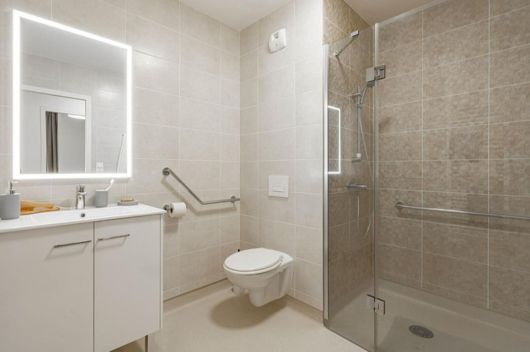 Shower, Residence de Bourges, Cher