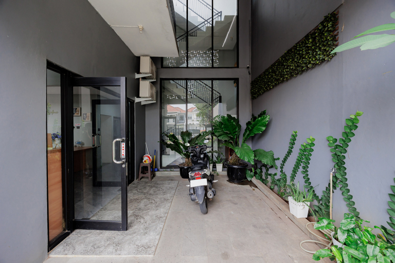 Exterior & Views 2, RedDoorz Plus Syariah @ Limus Nunggal, Bogor