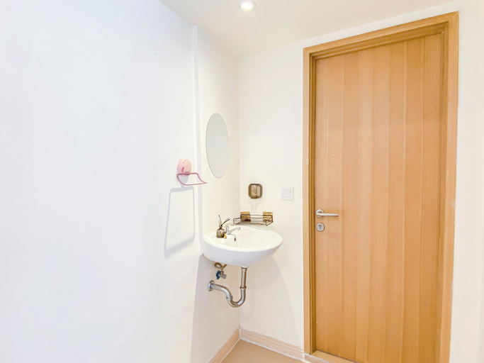Bathroom 4, Cozy And Best Choice 2Br Apartment At Meikarta, Cikarang