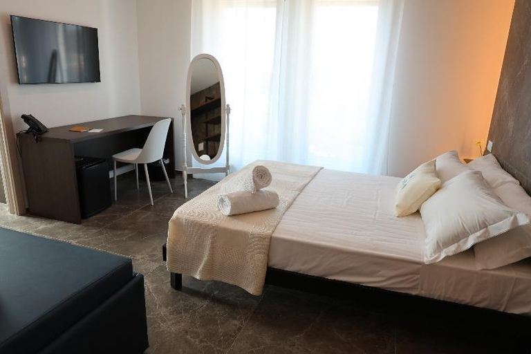 Others 4, Hotel Mhami, Taranto