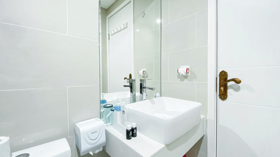 Bathroom 3, Stunning 2Br Apartment At Daan Mogot City, West Jakarta