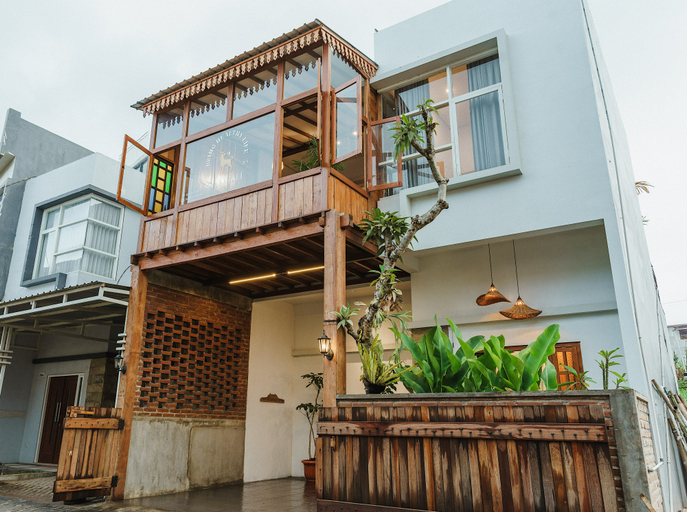 Exterior & Views