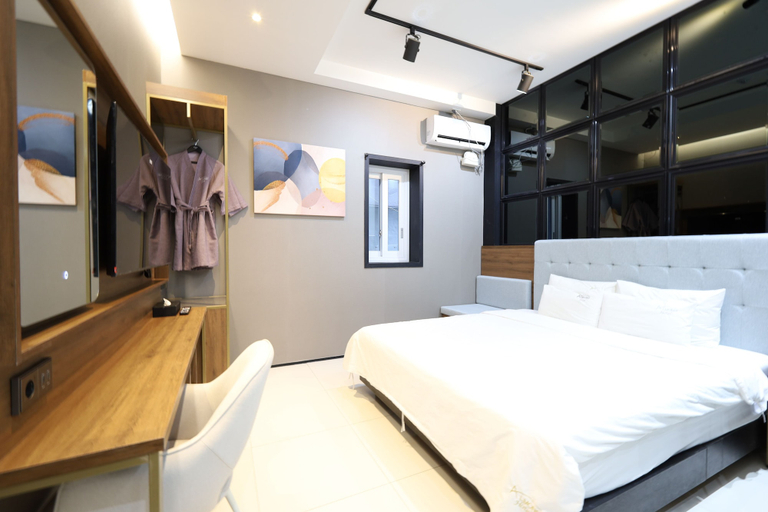 Bedroom 2, Hotel Almond Busan Station, Dong