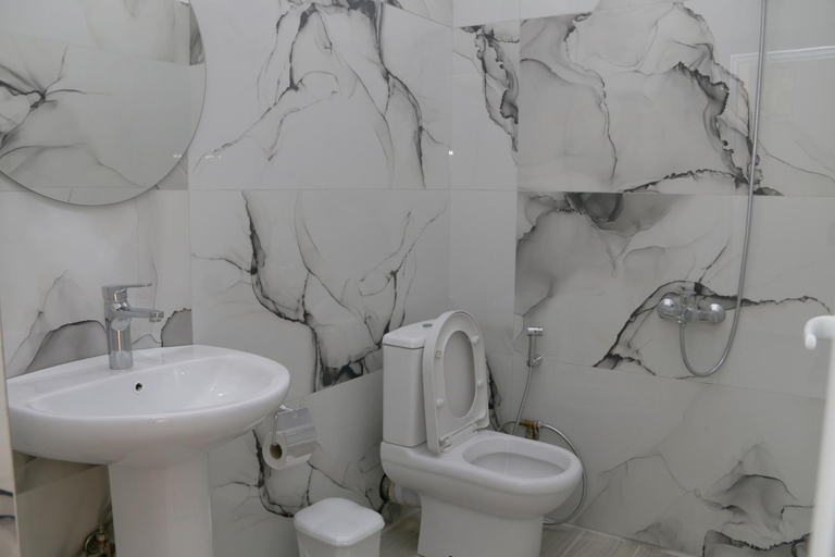 Bathroom 3, Vila Jovani - Modern Studios with Free Parking, Quiet Area,8 min Walk to Beach, Sarandës