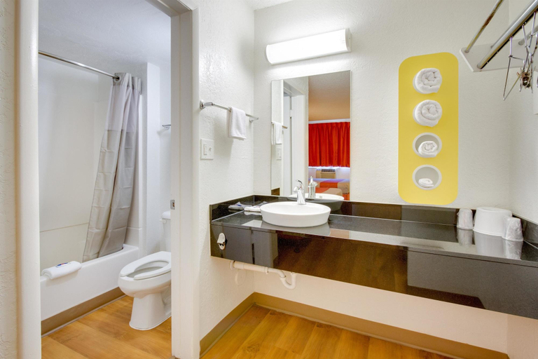 Bathroom 4, Motel 6 Tempe, AZ - Scottsdale South, Maricopa
