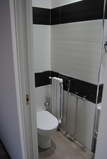 Bathroom 4, Le Sculture, Cosenza