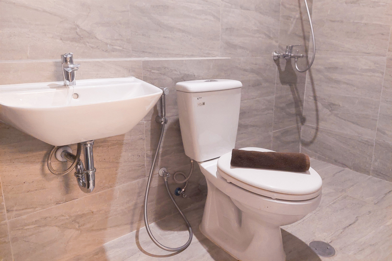 Bathroom 5, Modern and Cozy Studio at Collins Boulevard Apartment By Travelio, Tangerang