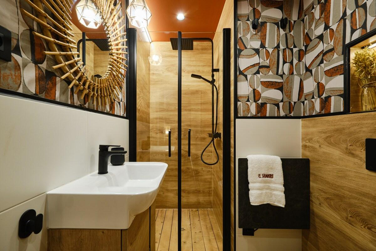 Bathroom 3, El Samburu *Adéntrate en una tribu africana*, Asturias
