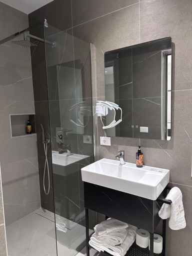 Shower, Art Rooms, Vlorës