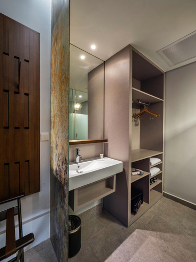 Bathroom 13