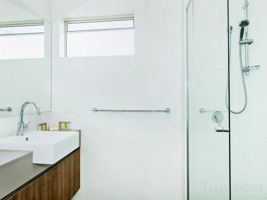Bathroom 10