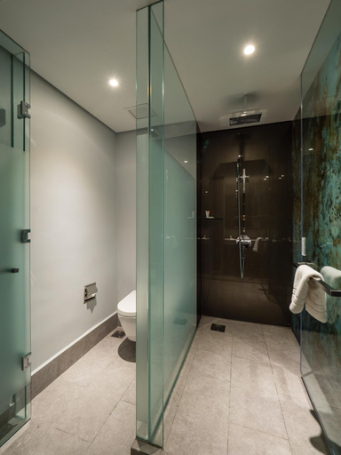 Bathroom 16