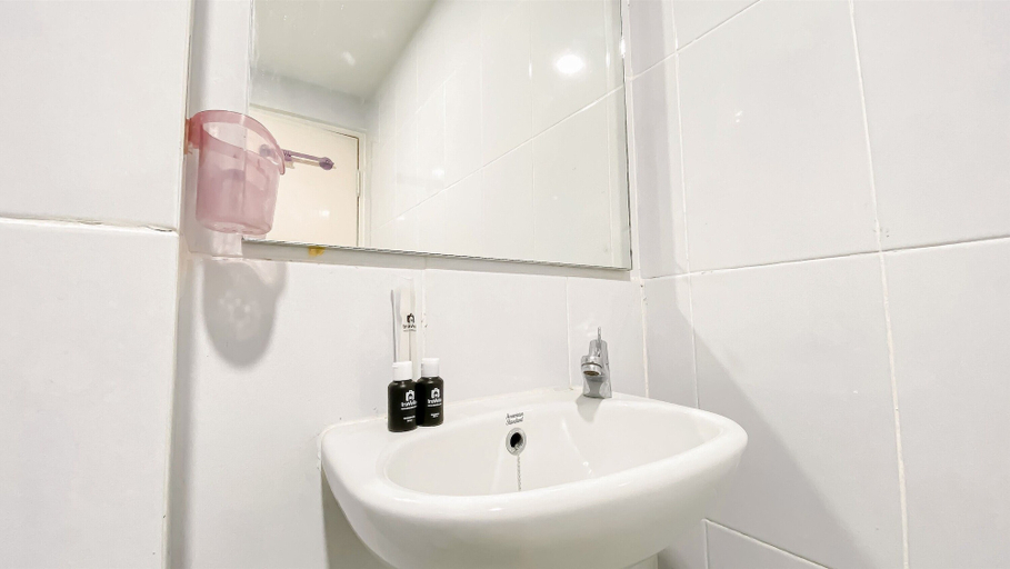 Bathroom 3, Warm And Homey 2Br At Tokyo Riverside Pik 2 Apartment, Tangerang