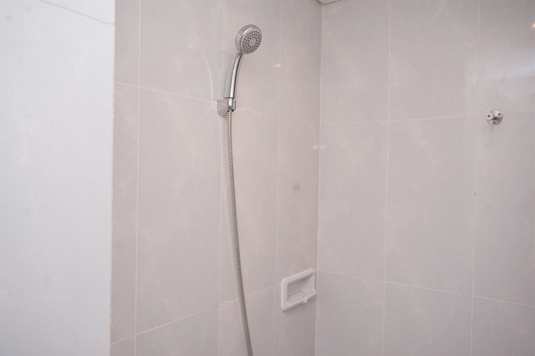 Bathroom 2, Simply And Homey Studio Room Serpong Garden Apartment, Tangerang