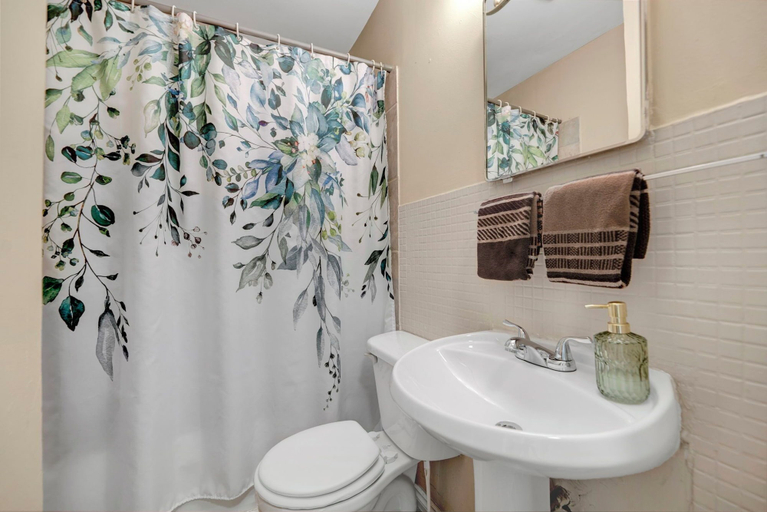 Bathroom 4, Dreams off 16th, Division No. 6