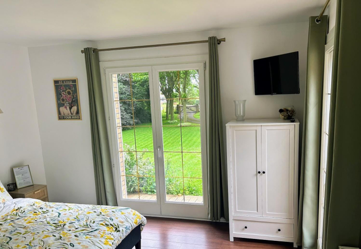 Bedroom 1, Cottage de Flesselles, Somme