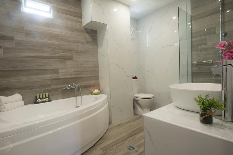 Bathroom 1, Hermes Hotel, Thessaly