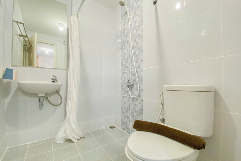 Bathroom 3, Comfort Living 2Br At Tokyo Riverside Pik 2 Apartment, Tangerang