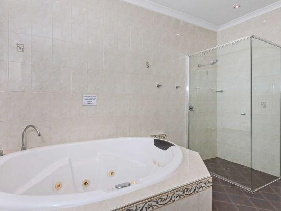 Bathroom 14