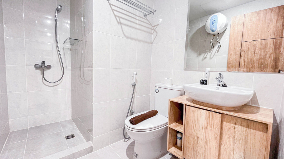 Bathroom 5, The Simply Look 1Br Apartment At Delft Ciputra Makassar, Makassar