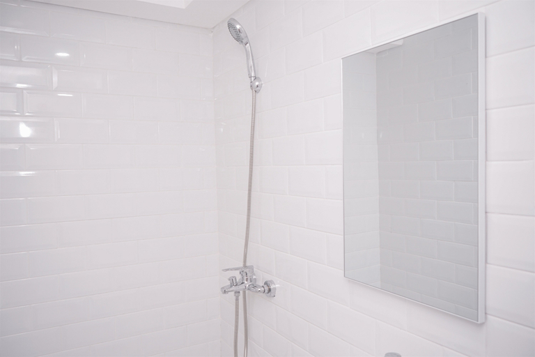 Bathroom 5, Spacious and Homey Studio Loft at Kingland Avenue Apartment By Travelio, Tangerang