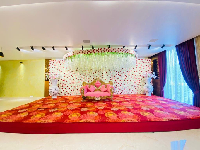 2, Hotel Holiday Grand, Gautam Buddha Nagar