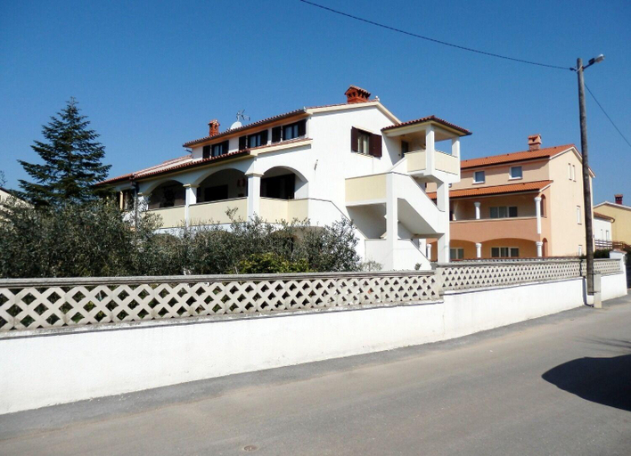 Others 4, Apartments Med, Medulin
