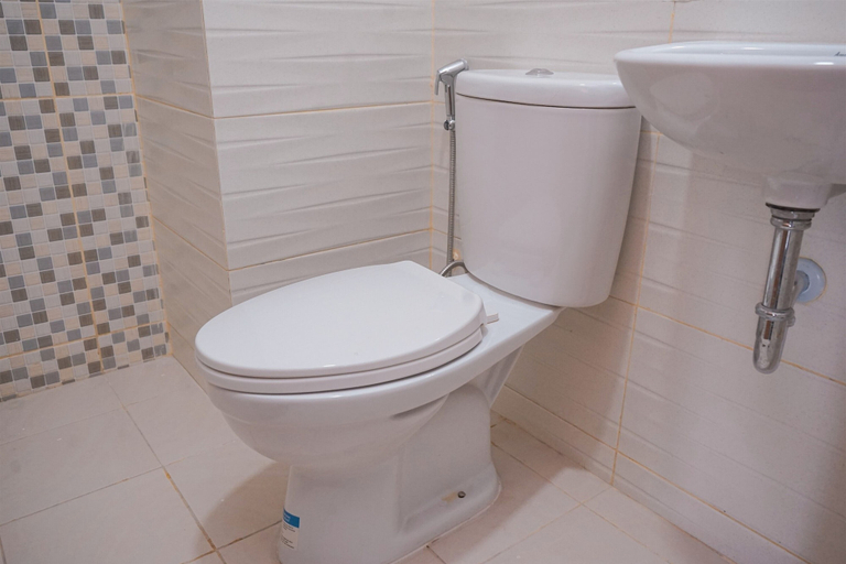 Bathroom 3, Warm And Simply Studio At Cisauk Point Apartment, Tangerang