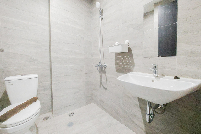 Bathroom 3, Good And Warm 2Br At Collins Boulevard Apartment, Tangerang