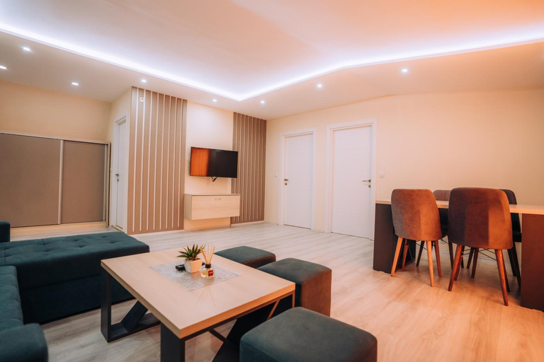 Facilities 4, Tim Apartmani