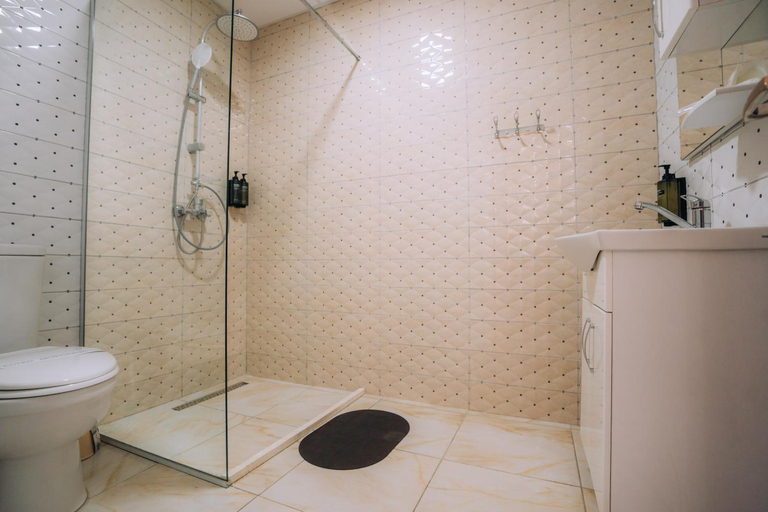 Bathroom 3, Tim Apartmani