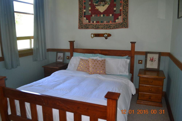 Bedroom 2, Barney Creek Vineyard Cottages, Beaudesert  - Pt C