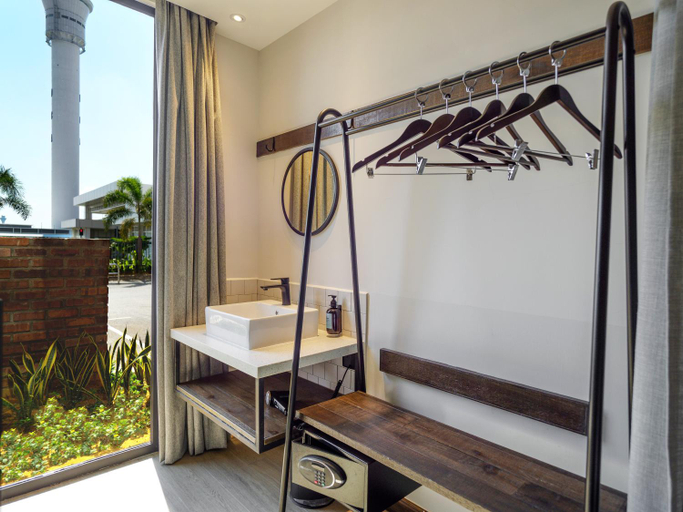 Bathroom 13