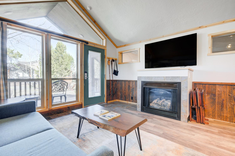 Bedroom 2, Explorer Cabins at Yellowstone, Gallatin