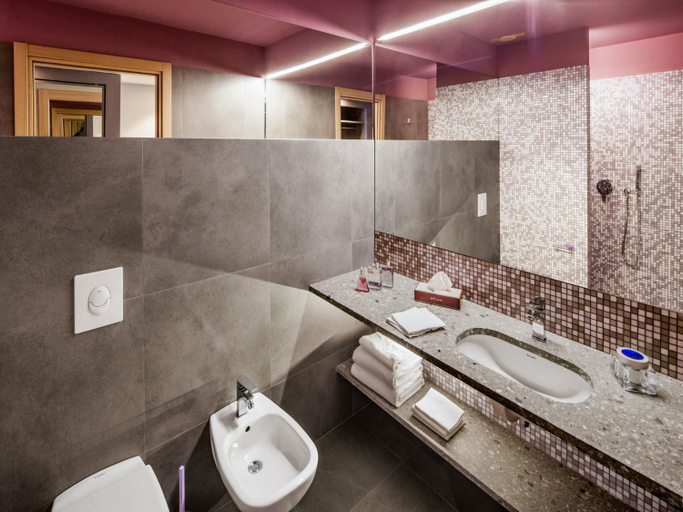 Bathroom 27