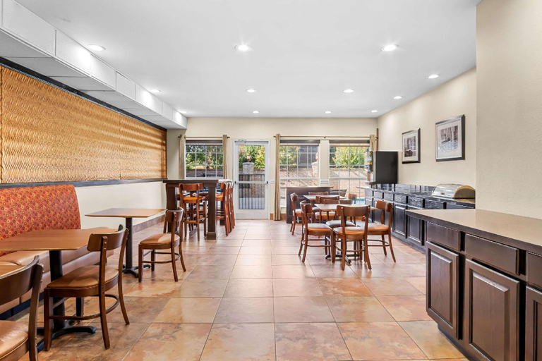 Food & Drinks 5, Mainstay Suites Addison-Dallas, Dallas