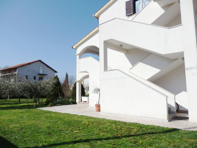 Others 3, Apartments Med, Medulin