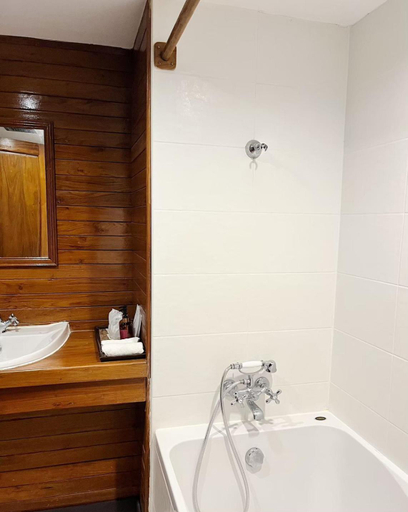 Bathroom 4, Riverhouse Resort, Mae Sariang