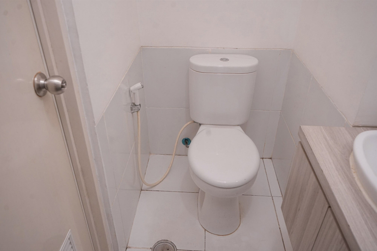 Bathroom 3, Good Deal Studio Apartment Aeropolis Residence, Tangerang