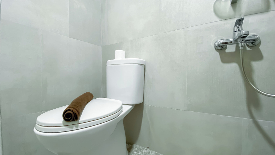 Bathroom 3, Good And Homey 1Br At Tokyo Riverside Pik 2 Apartment, Tangerang