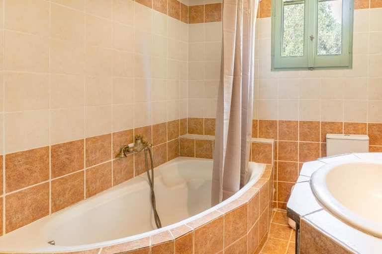 Bathroom, The Leaf House, Crete