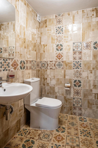 Bathroom 2, TaDawn Literary CoLiving, Málaga