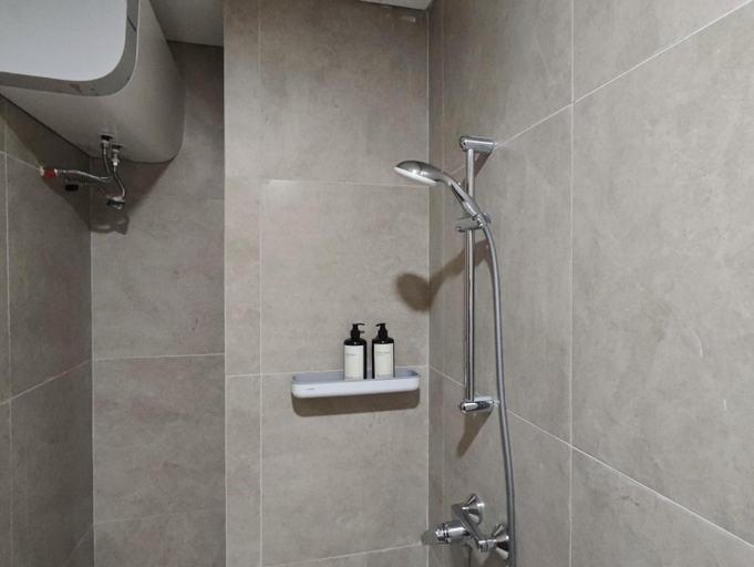 Bathroom 3, Pollux High Rise Apartments at Batam Center with Netflix by MESA, Batam