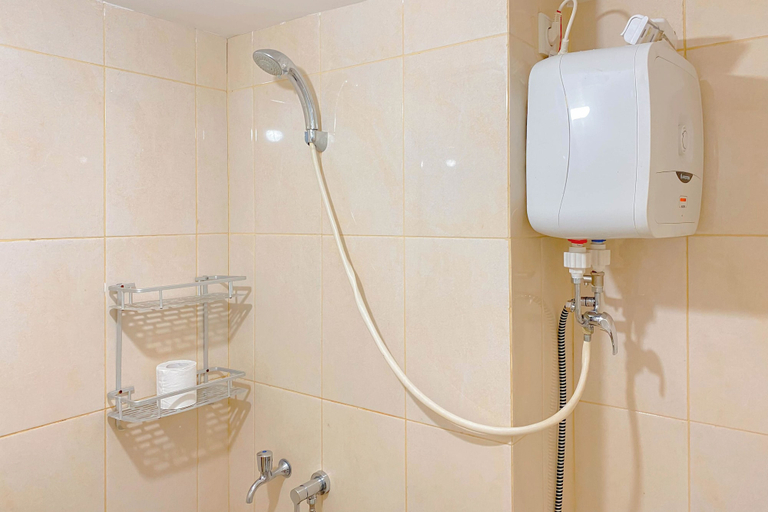 Bathroom 2, Good Location And Simply Studio Springlake Summarecon Bekasi Apartment, Bekasi