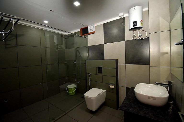 Bathroom 2, ARAKKAL GUESTHOUSE, Wayanad