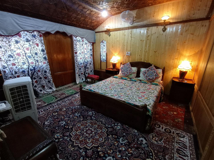 Bedroom, Merry Dawn houseboat, Srinagar