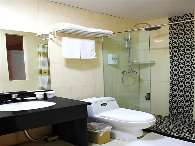 Bathroom, GreenTree Inn Rizhao Train Station, Rizhao