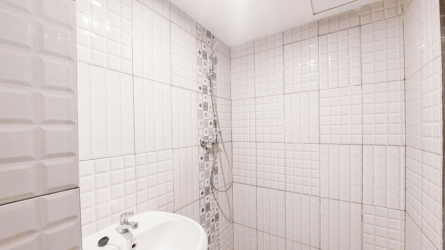 Bathroom 3, Best Deal Studio Apartment At De Prima, Medan