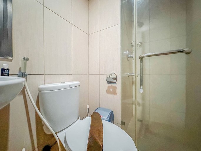Bathroom 5, Best Price And Relaxing Studio (No Kitchen) At Tamansari Papilio Apartment, Surabaya